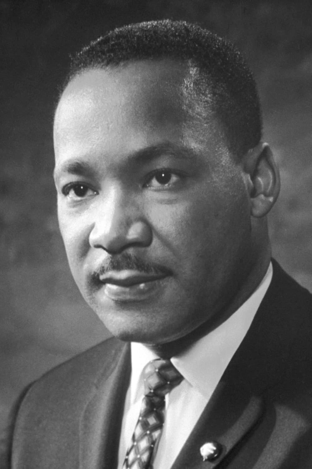 Schwarz-Weiß-Porträt von Martin Luther King im Anzug mit gemusterter Krawatte